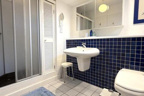 EN SUITE SHOWER ROOM/WC