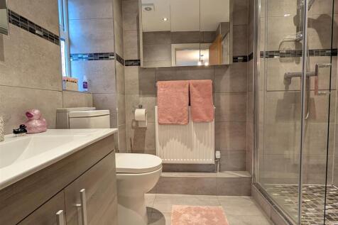 EN SUITE SHOWER ROOM/WC