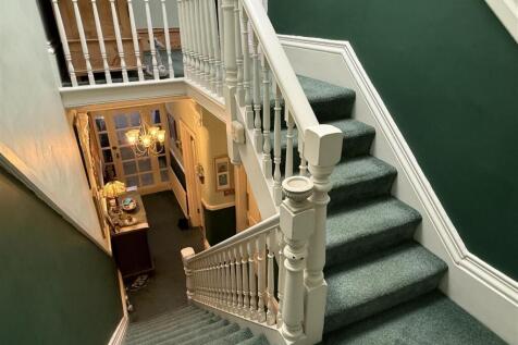 FIRST FLOOR LANDING
