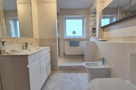 EN SUITE BATHROOM/WC