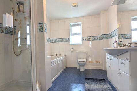 EN SUITE SHOWER ROOM/WC