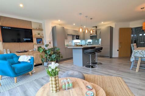 OPEN PLAN LIVING/DINING KITCHEN