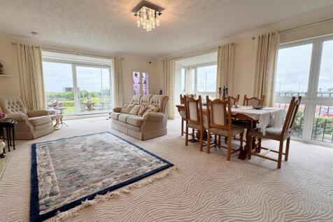 LOUNGE WITH DINING AREA