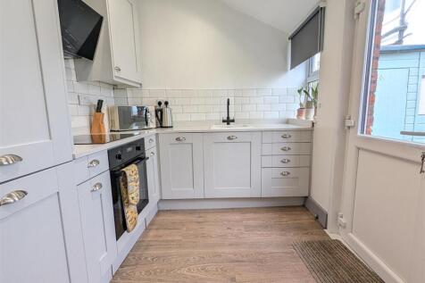 FITTED KITCHEN