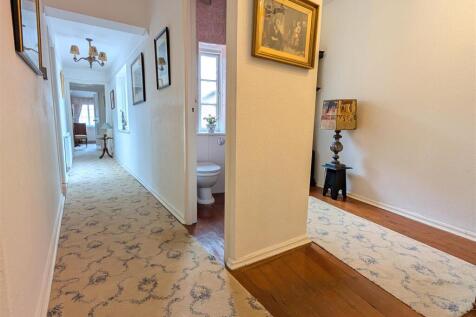FIRST FLOOR LANDING