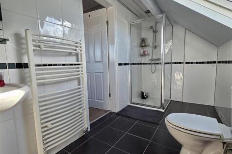 EN SUITE SHOWER ROOM/WC