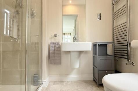 EN SUITE SHOWER ROOM/WC