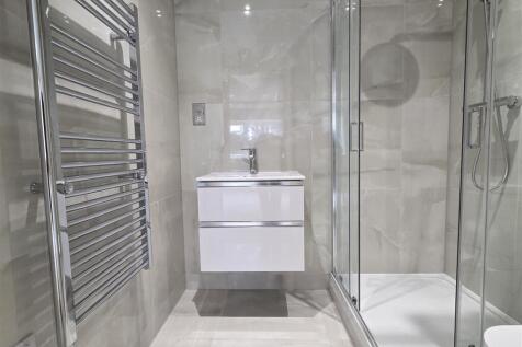 EN SUITE SHOWER ROOM/WC