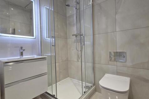 EN SUITE SHOWER ROOM/WC
