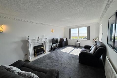 LOUNGE WITH DINING AREA