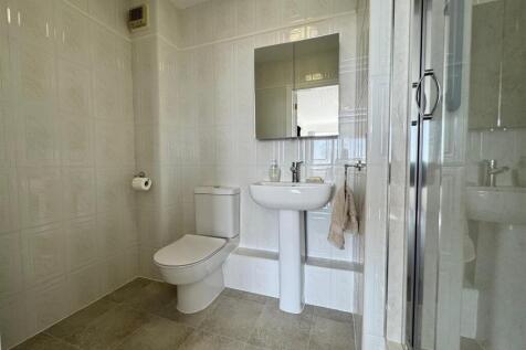 EN SUITE SHOWER ROOM/WC