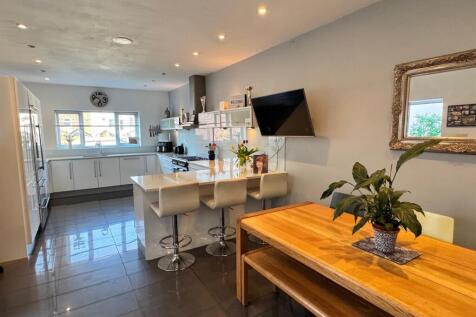 FAMILY DINING KITCHEN