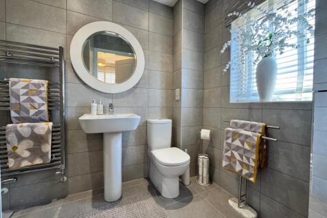 EN SUITE SHOWER ROOM/WC