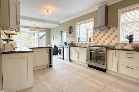 FAMILY OPEN PLAN DINING KITCHEN