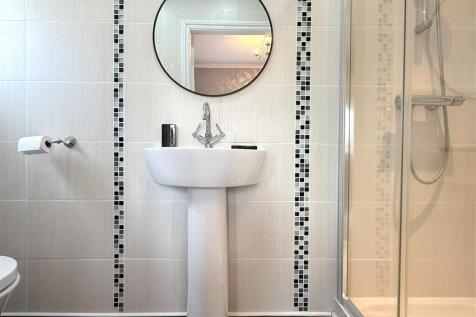 EN SUITE SHOWER ROOM/WC