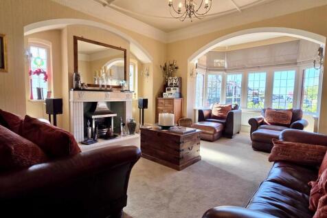 FRONT SITTING ROOM