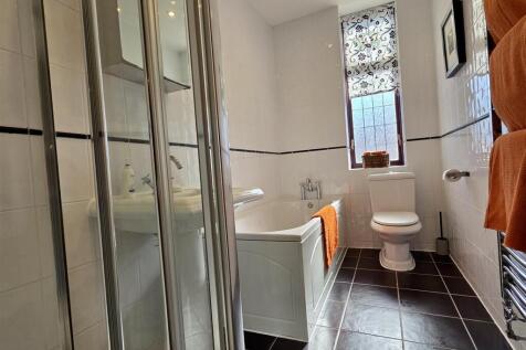 BATHROOM/WC