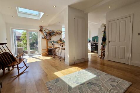 OPEN PLAN LIVING/DINING KITCHEN
