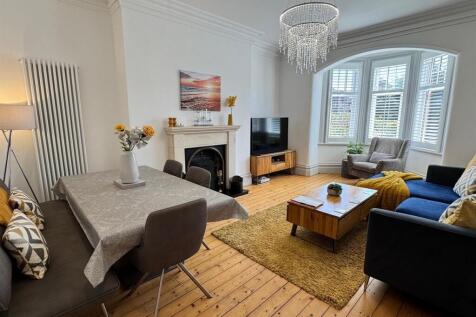 LOUNGE WITH DINING AREA
