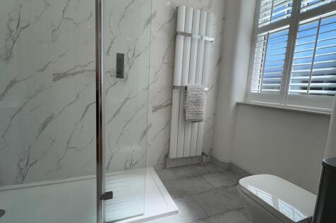 EN SUITE SHOWER ROOM/WC
