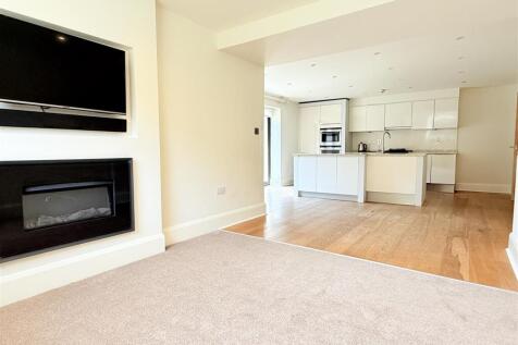 OPEN PLAN LIVING/DINING KITCHEN