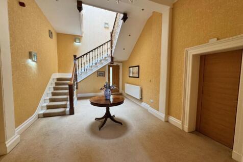 ELEVATED COMMUNAL ENTRANCE