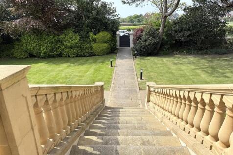 ELEVATED COMMUNAL ENTRANCE