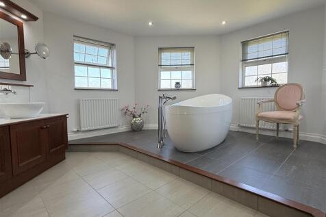 EN SUITE BATHROOM