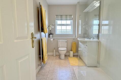 EN SUITE SHOWER ROOM/WC