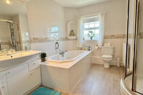 FAMILY BATHROOM/WC