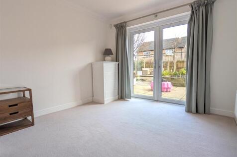 OPEN PLAN REAR DINING AREA