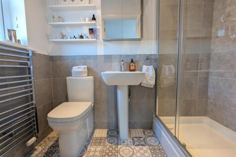 EN SUITE SHOWER ROOM/WC