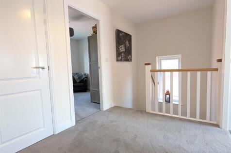 FIRST FLOOR LANDING