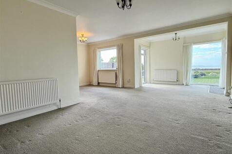 LOUNGE WITH DINING AREA