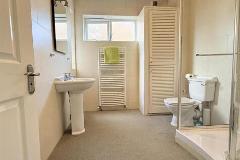 EN SUITE SHOWER ROOM/WC
