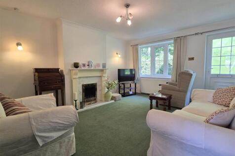LOUNGE WITH DINING AREA