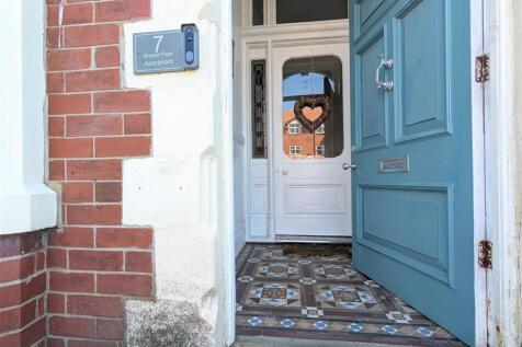 COMMUNAL VESTIBULE ENTRANCE