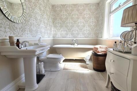 BATHROOM/WC