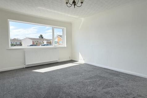 LOUNGE WITH DINING AREA