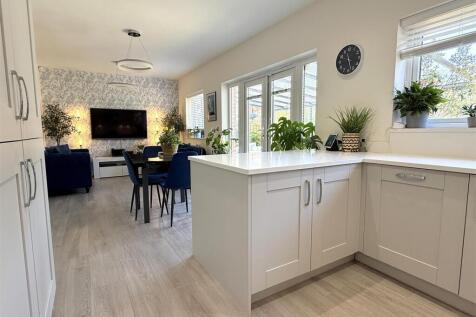 OPEN PLAN LIVING/DINING KITCHEN