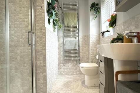 EN SUITE SHOWER ROOM/WC