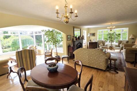 LOUNGE WITH DINING AREA