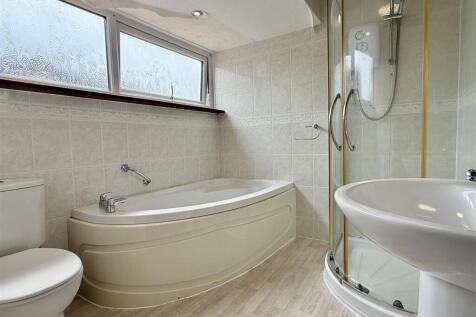 EN SUITE BATHROOM
