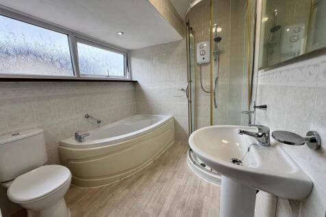 EN SUITE BATHROOM/WC