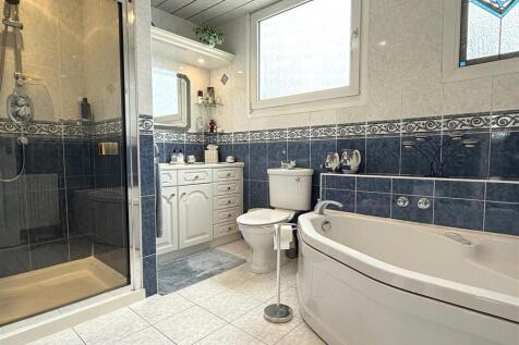 BATHROOM/WC