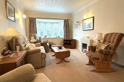 LOUNGE WITH DINING AREA