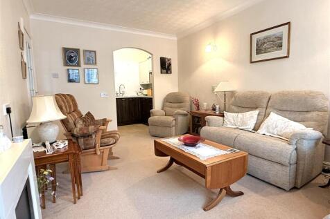 LOUNGE WITH DINING AREA