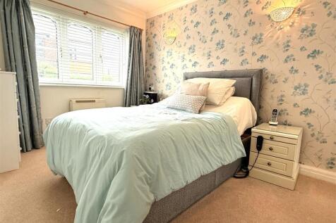 DOUBLE BEDROOM