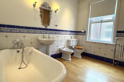 BATHROOM/WC