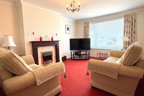 LOUNGE WITH DINING AREA